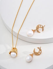 Minimalist round Pearl Pendant Necklace