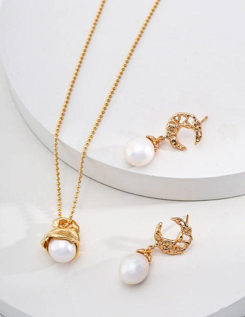 Minimalist round Pearl Pendant Necklace