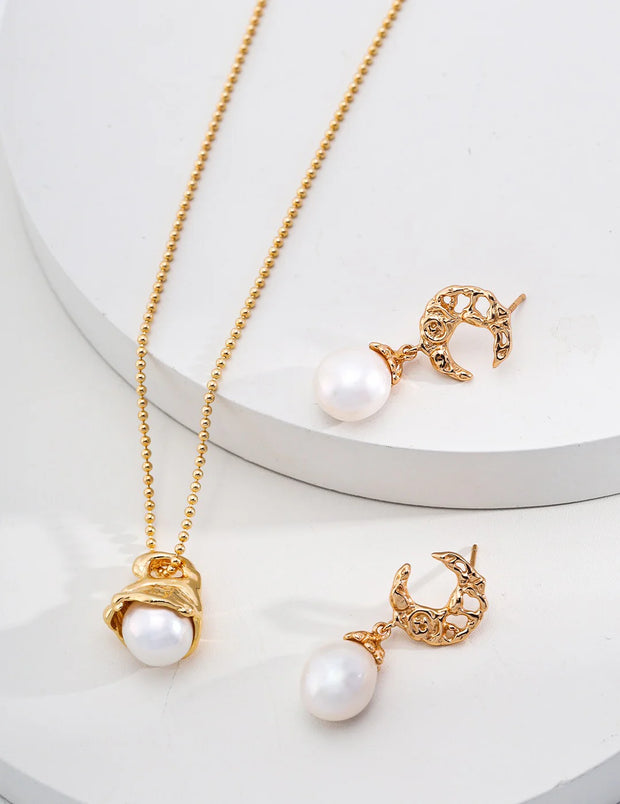 Minimalist round Pearl Pendant Necklace